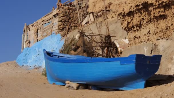 Typické rybářské lodi z Maroka — Stock video