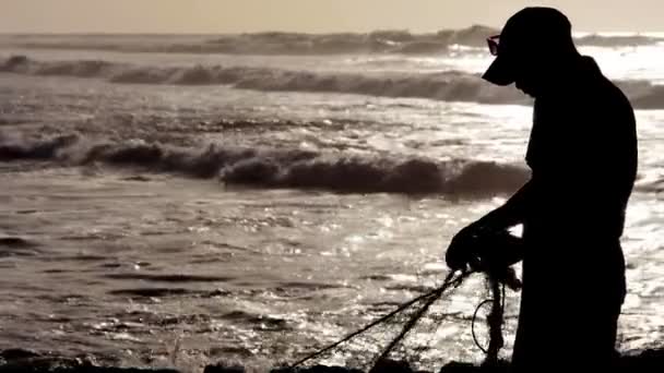 A halász a silhouette javítása a halászat nettó óceán Marokkó lassú mozgás — Stock videók