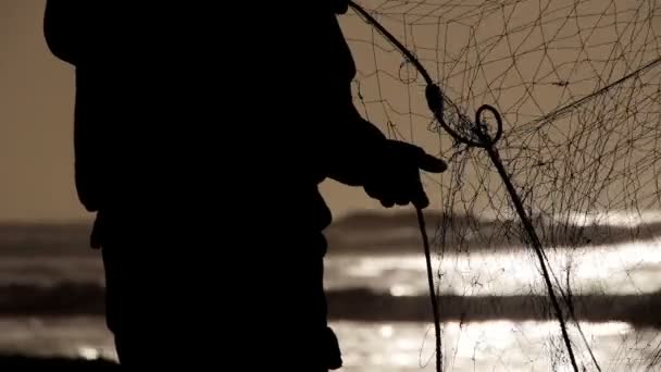 Dva rybáři v siluetě opravit rybářské čistý oceán v Maroku pomalý pohyb — Stock video