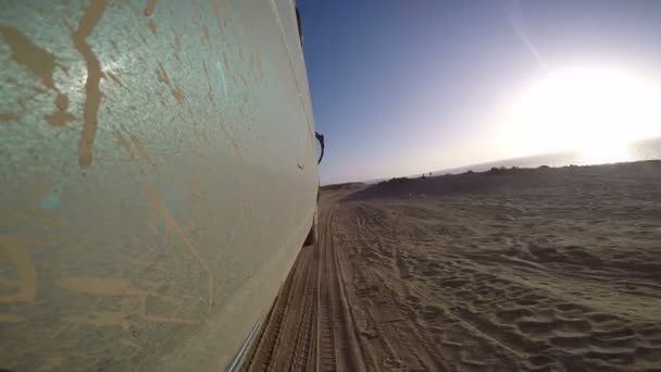 Чоловік водити фургон біля пустелі Дія кулачок — стокове відео