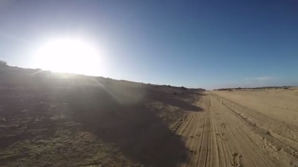 Adam sürücü çöl eylem cam yakınındaki bir van — Stok video