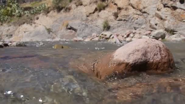 Поток воды в реке с камнями Медленное движение — стоковое видео