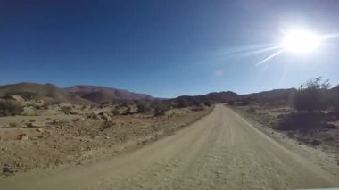 Adam sürücü çöl eylem cam yakınındaki bir van