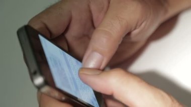 Bir akıllı telefon kullanan erkek