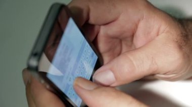 Bir akıllı telefon kullanan erkek