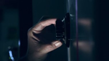 İn yakın çıplak elle büyük kasa şifresi kilidini mans ve açın