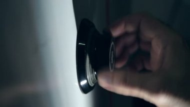 İn yakın çıplak elle büyük kasa şifresi kilidini mans ve açın