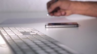 İş adamları el üstünde laptop klavye yazarak closeup. 