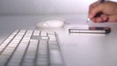 İş adamları el üstünde laptop klavye yazarak closeup