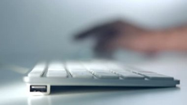 İş adamları el üstünde laptop klavye yazarak closeup. 