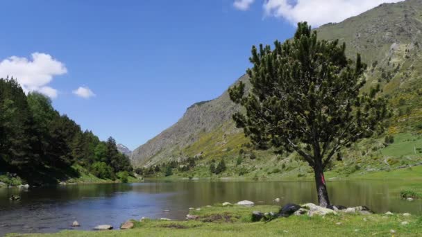 Časová prodleva u jezera na Pyreneje den — Stock video