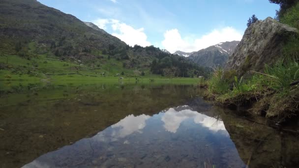 Časová prodleva u jezera na Pyreneje den — Stock video