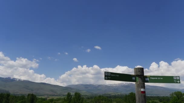 Straßenschild in der Nähe der Pyrenäen - Zeitraffer — Stockvideo