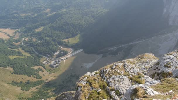 Uitzicht van de Picos de Europa vanaf de top - tilt Camera — Stockvideo