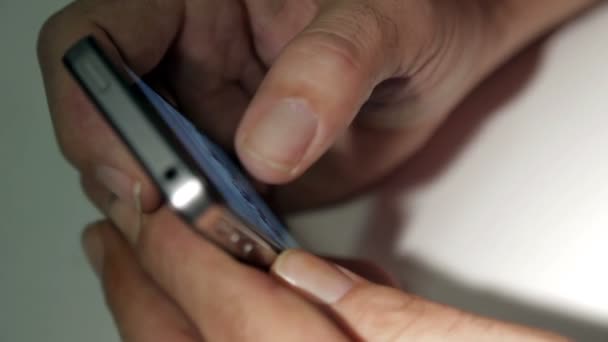 Hombre usando un teléfono inteligente — Vídeo de stock