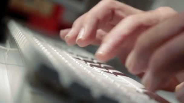 Primer plano de los hombres de negocios mecanografía de la mano en el teclado portátil . — Vídeo de stock