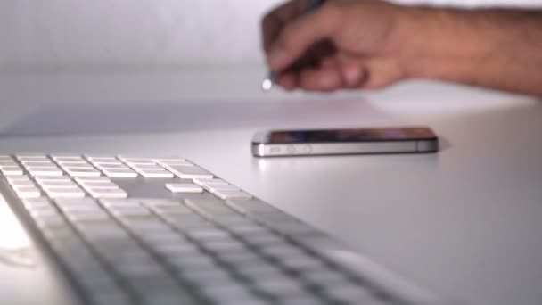 Primer plano de los hombres de negocios mecanografía de la mano en el teclado portátil . — Vídeos de Stock