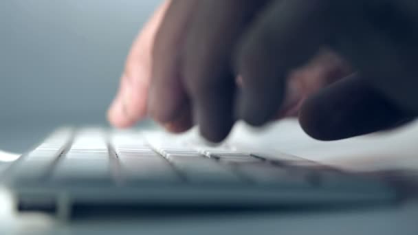 Primer plano de los hombres de negocios mecanografía de la mano en el teclado portátil . — Vídeos de Stock