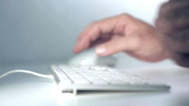 Primo piano di uomini d'affari digitando a mano sulla tastiera del computer portatile . — Video Stock