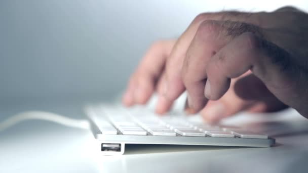 Primer plano de los hombres de negocios mecanografía de la mano en el teclado portátil . — Vídeos de Stock