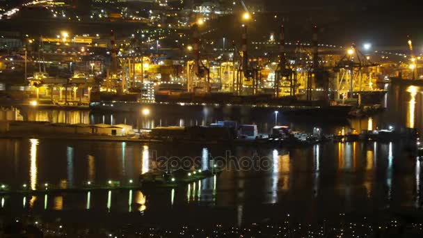 Trabajo en el puerto durante la noche — Vídeo de stock