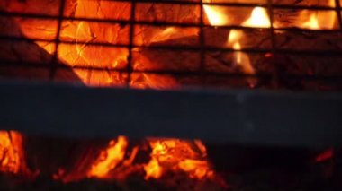 Yavaş çekimde bir restoranda şömine