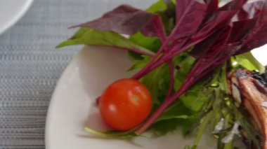 Bir tabak salata ile sığır eti biftek