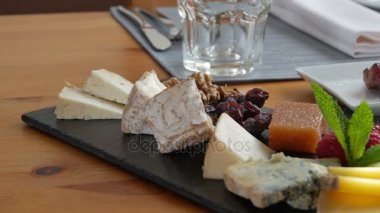 Peynir ve kırmızı et ile bir restoranda öğle yemeği