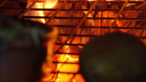 Kamin in einem Restaurant in Zeitlupe — Stockvideo