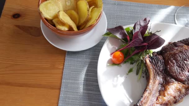 Bife de carne em um prato com salada e batatas — Vídeo de Stock