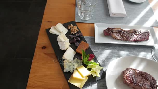 Mittagessen im Restaurant mit Käse und rotem Fleisch — Stockvideo