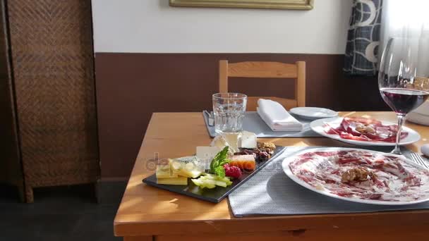 Lunch in een restaurant met rode wijn en Spaanse ham — Stockvideo