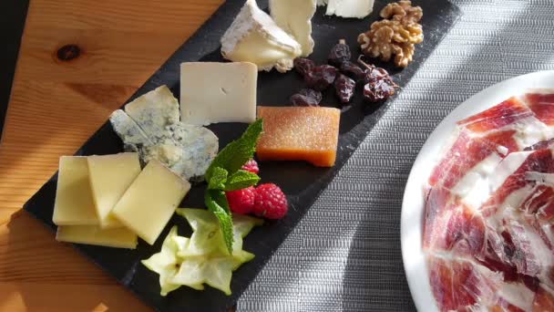 Lunch på en restaurang med ost och spansk skinka — Stockvideo