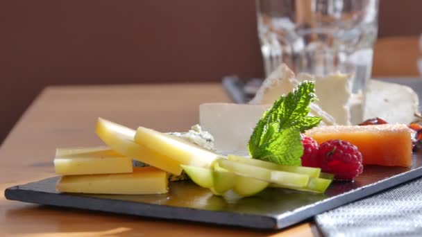 Обед в ресторане с сыром и испанской ветчиной — стоковое видео