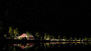 Kanada'da bir Gölü ile kırmızı bir ahır ve arabalar geçen ışıklar gece çekimi