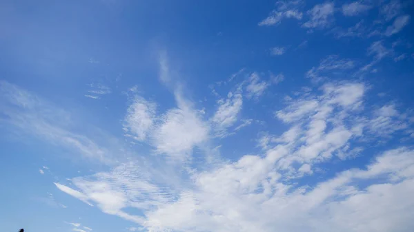 Kanada'dan mavi gökyüzünde beyaz bulutlar