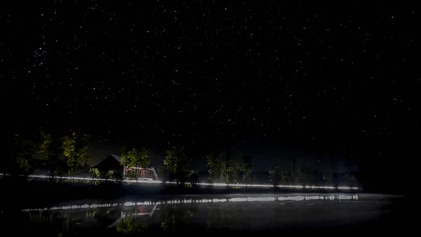 Kanada'da bir Gölü ile kırmızı bir ahır ve arabalar geçen ışıklar gece çekimi