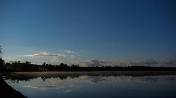 Güzel bahar peyzaj göl, ağaçlar ve mavi gökyüzü ile. Doğanın kompozisyon