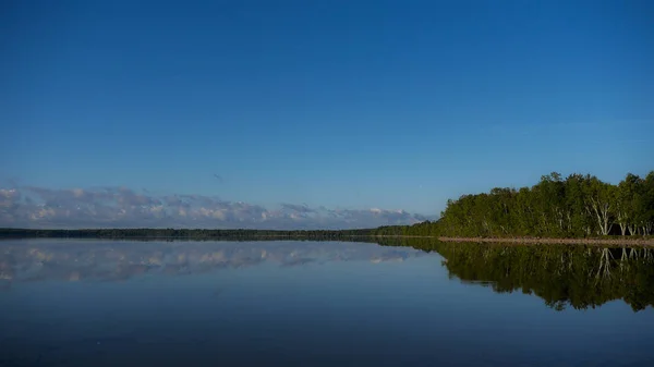 Güzel bahar peyzaj göl, ağaçlar ve mavi gökyüzü ile. Doğanın kompozisyon