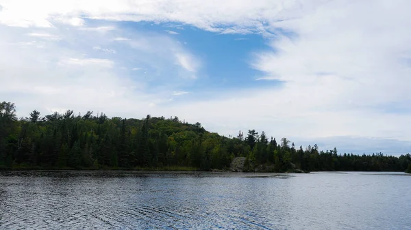 Beau paysage printanier avec lac, arbres et ciel bleu. Composition de la nature — Photo