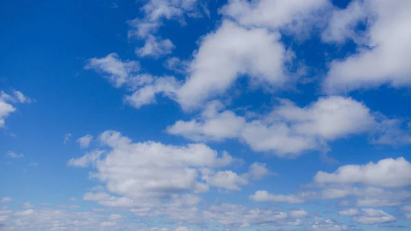 Bílé mraky na modré obloze z Kanady Royalty Free Stock Fotografie