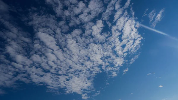 Nuvens brancas em um céu azul do Canadá Imagens De Bancos De Imagens