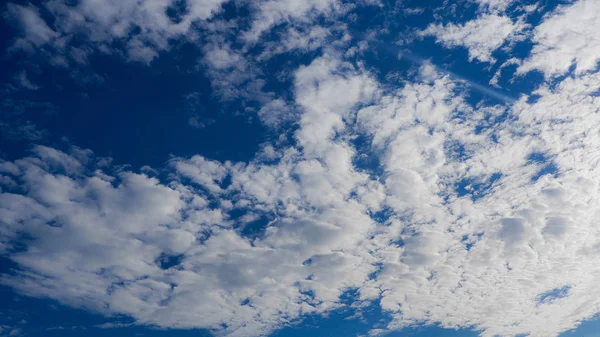 Bílé mraky na modré obloze z Kanady Stock Snímky