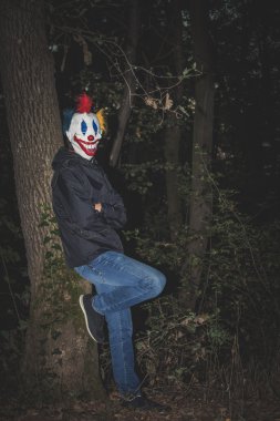 Palyaço maskesi ahşap olan adam