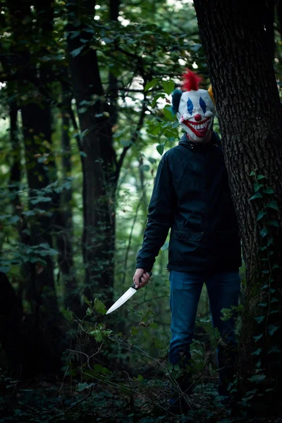 恐怖的小丑，用刀在木头 — 图库照片
