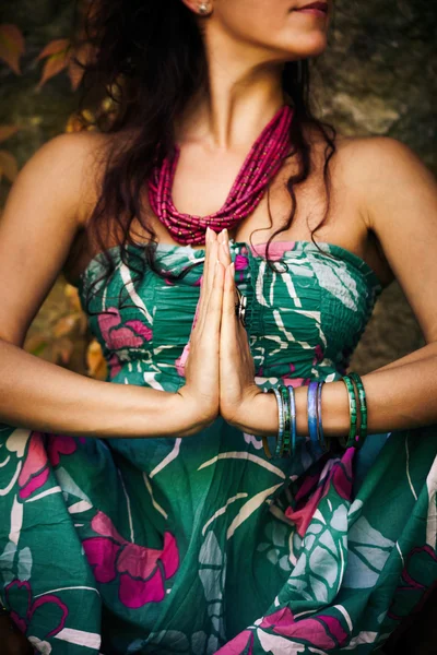 Mujer practica yoga al aire libre — Foto de Stock