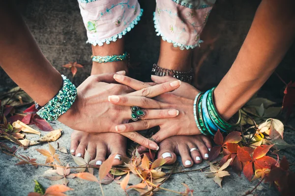 Primo piano di piedi donna in posizione yoga all'aperto — Foto Stock