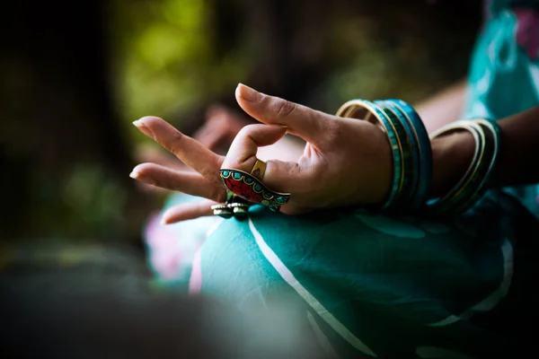 Vrouw mediteren close-up van hand — Stockfoto