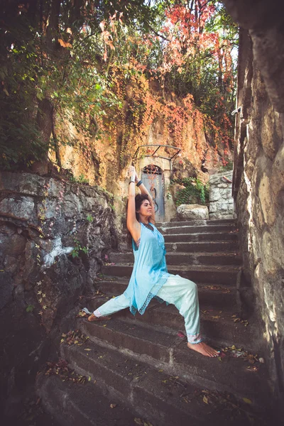 Femme pratique le yoga sur de vieux escaliers extérieur — Photo