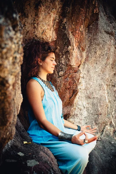 Mulher meditação sobre rocha — Fotografia de Stock